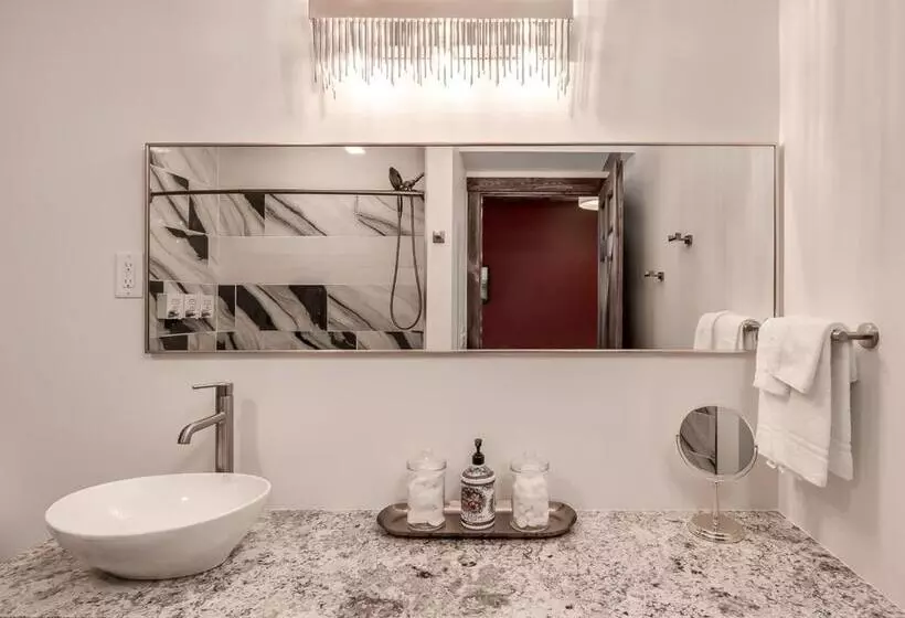 The Harbor Hotel Chic, Retro