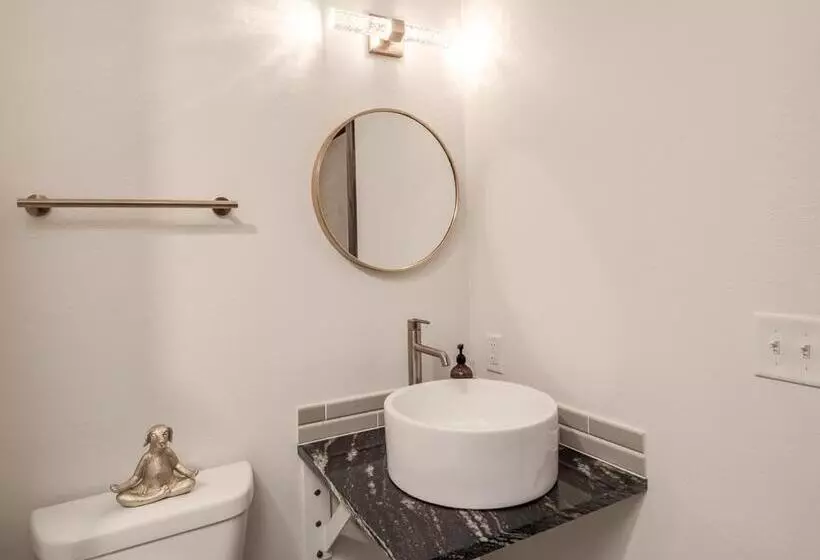 The Harbor Hotel Chic, Retro