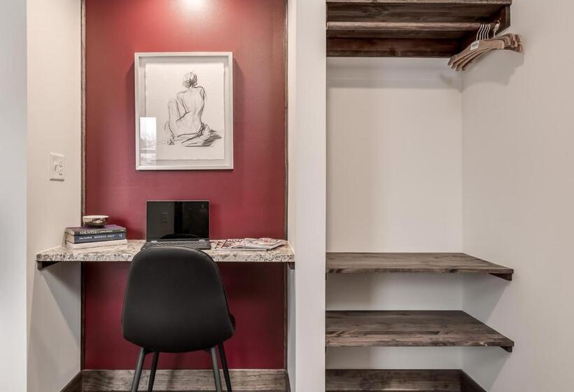 The Harbor Hotel Chic, Retro