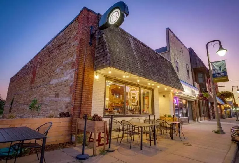 The Harbor Hotel Chic, Retro