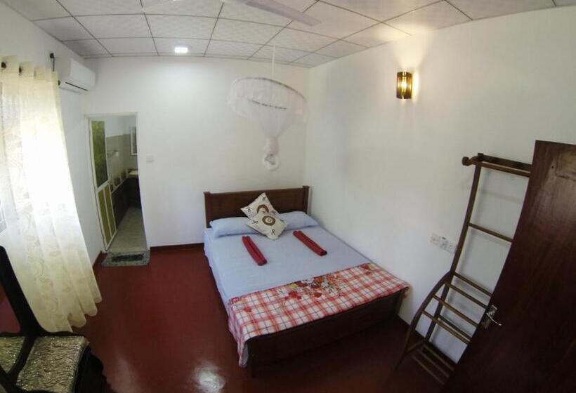 Pensão Mirissa White House