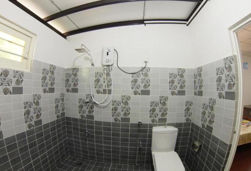 Pensão Mirissa White House