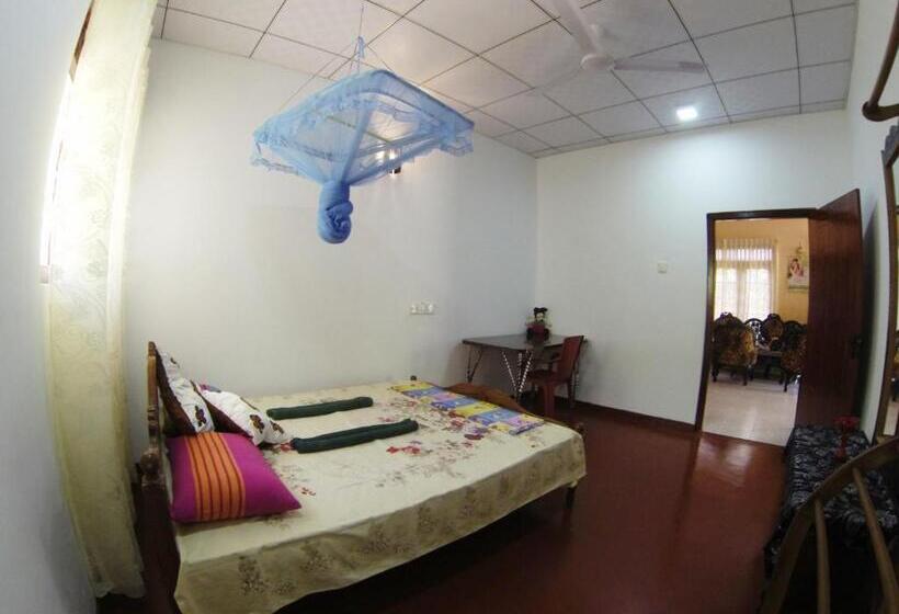 Pensão Mirissa White House