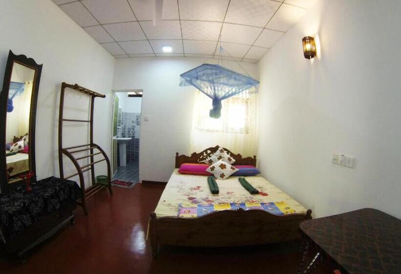 Pensão Mirissa White House