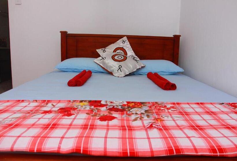 Pensão Mirissa White House