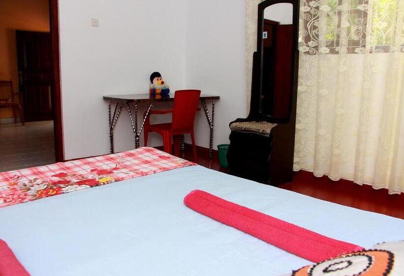 Pensão Mirissa White House