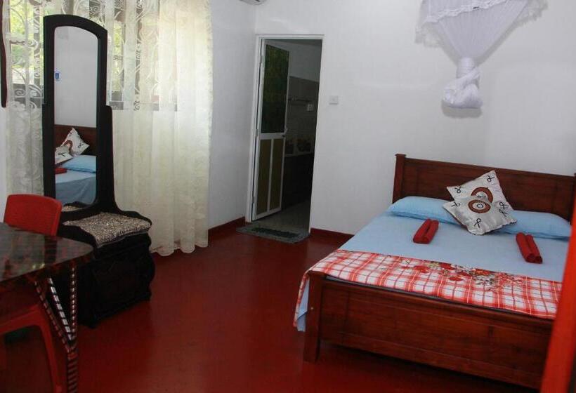 Pensão Mirissa White House