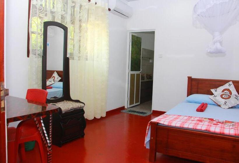 Pensão Mirissa White House