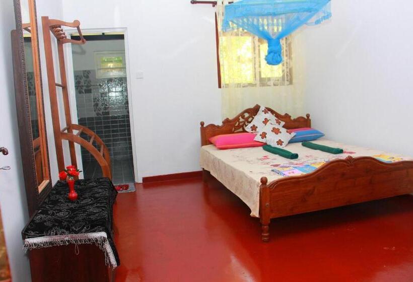 Pensão Mirissa White House