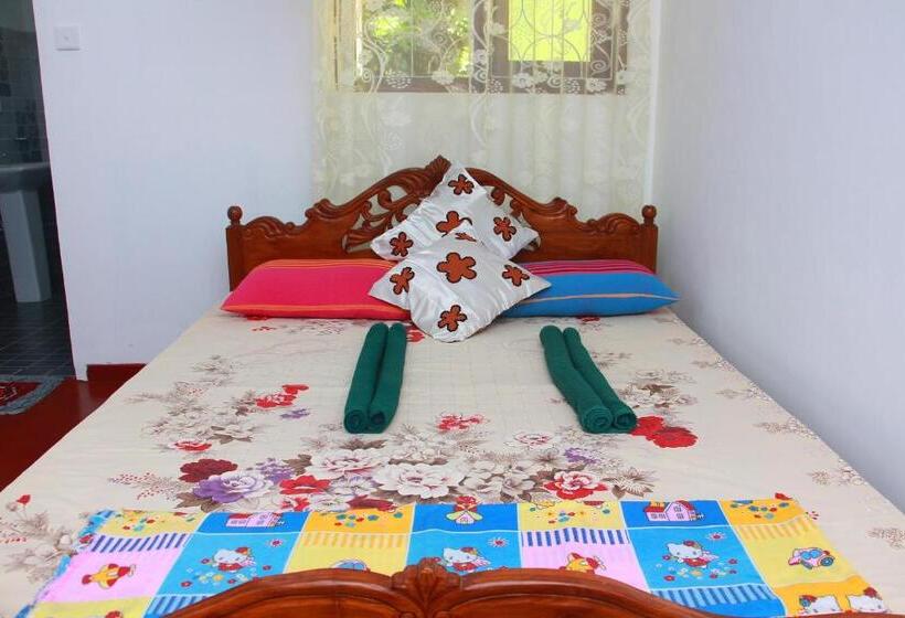 Pensão Mirissa White House