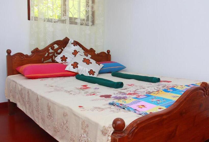 Pensão Mirissa White House