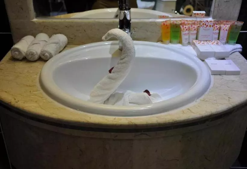 Al Bustan Crown Hotel 2