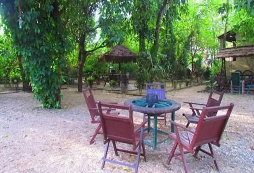 هتل Chitwan Gaida Lodge