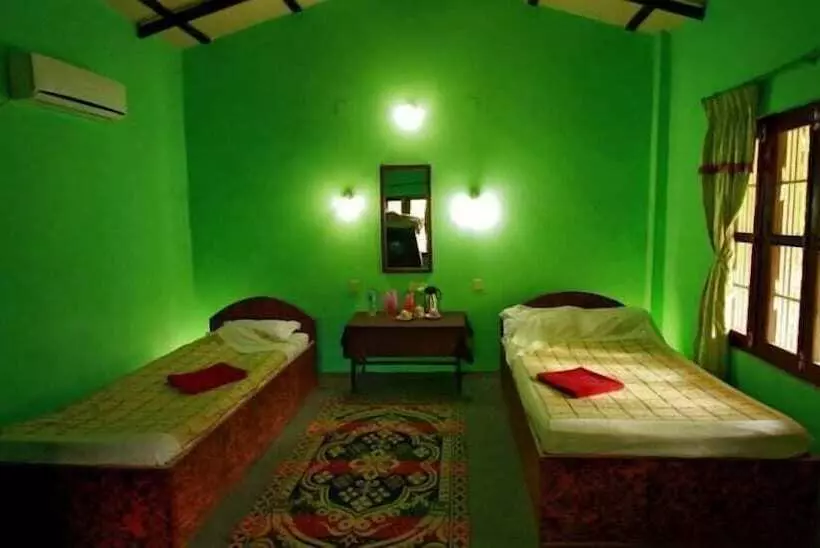 هتل Chitwan Gaida Lodge