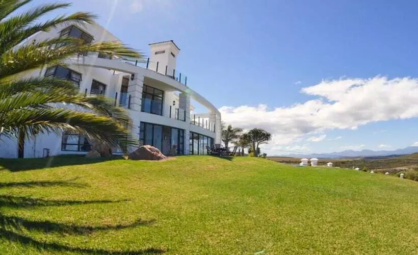 تختخواب و صبحانه Fly Me To The Moon Guesthouse