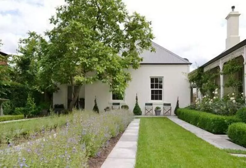 Camellia Cottage Bed & Breakfast