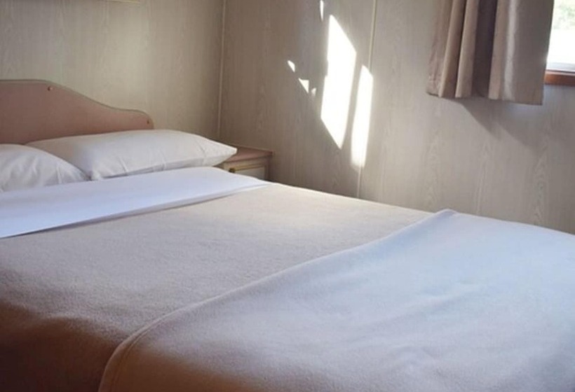 Отель Cohuna Waterfront Holiday Park