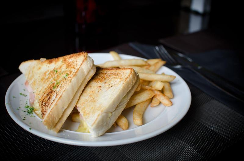 汽车旅馆  Racecourse Hotel And Motor Lodge