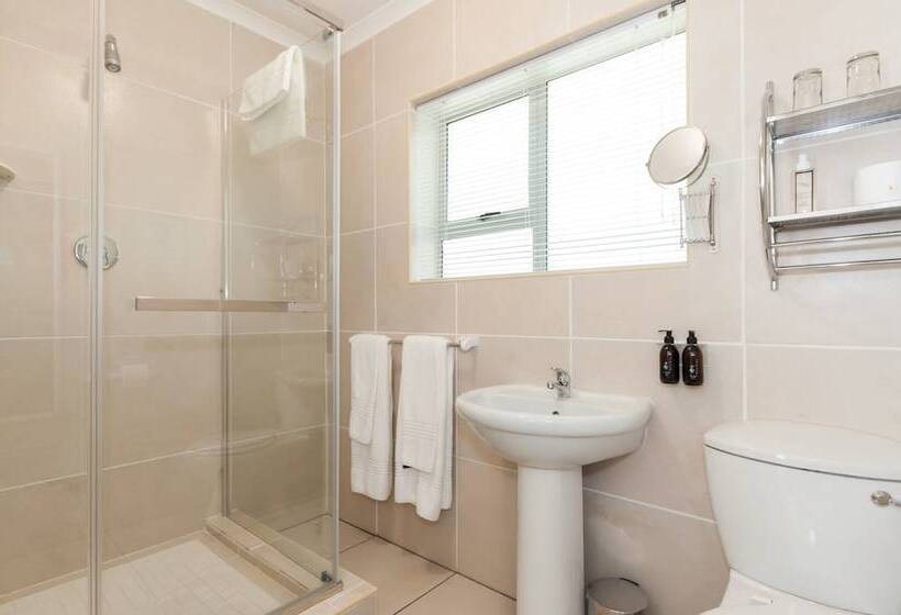 פנסיון Millard Crescent Guest House