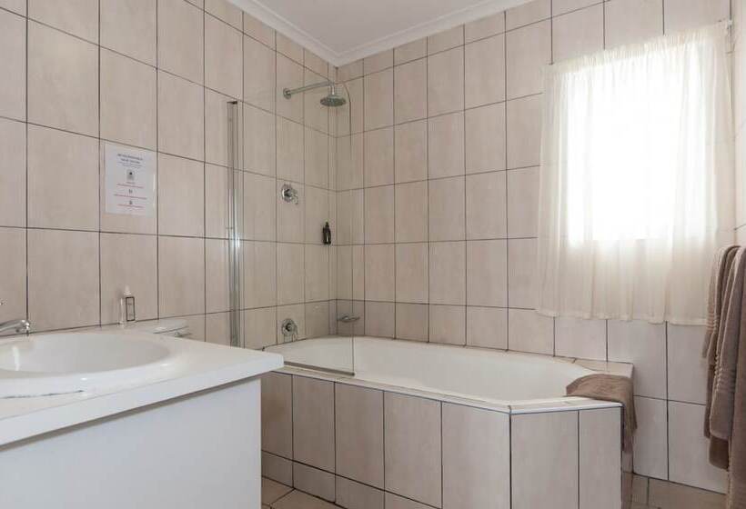 פנסיון Millard Crescent Guest House