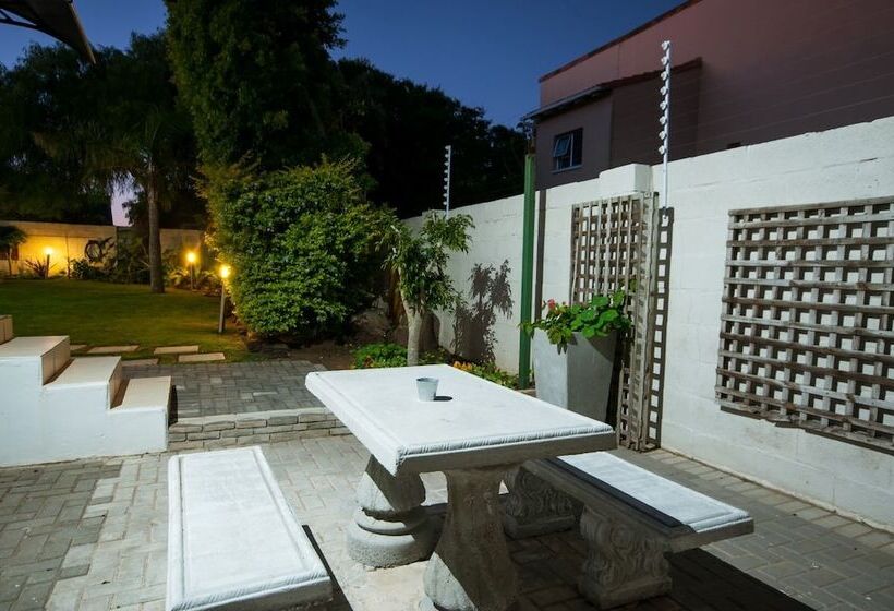 פנסיון Millard Crescent Guest House