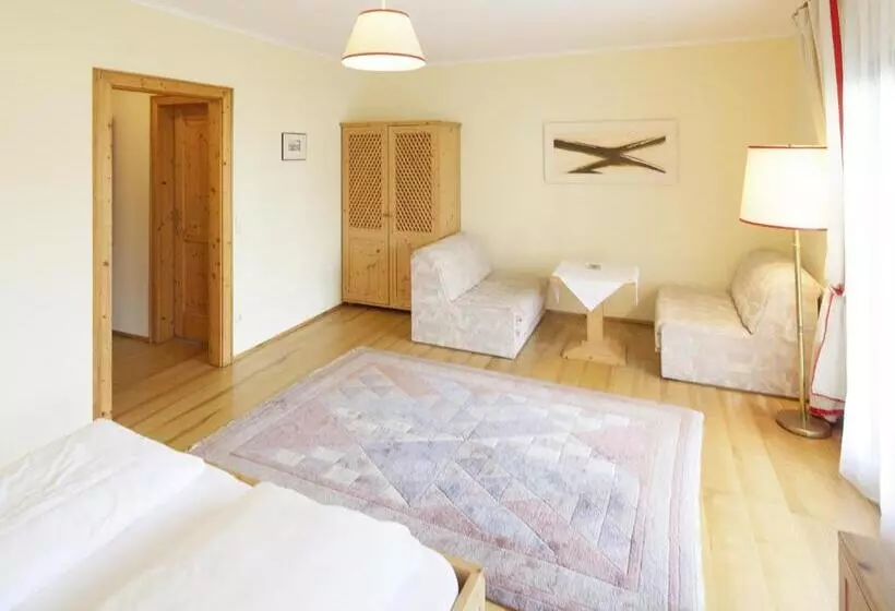 Hotelli Gasthof Zur Traube