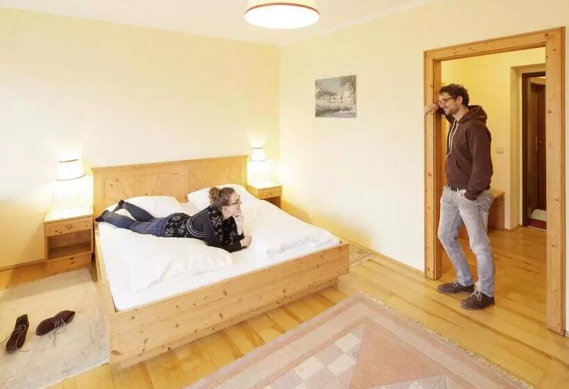 Hotelli Gasthof Zur Traube