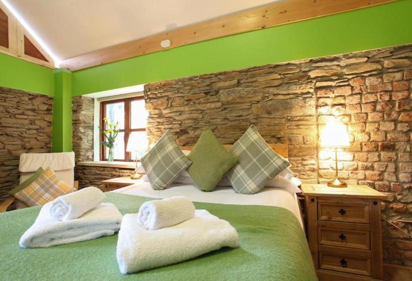 Moville Boutique Hostel & Apartments
