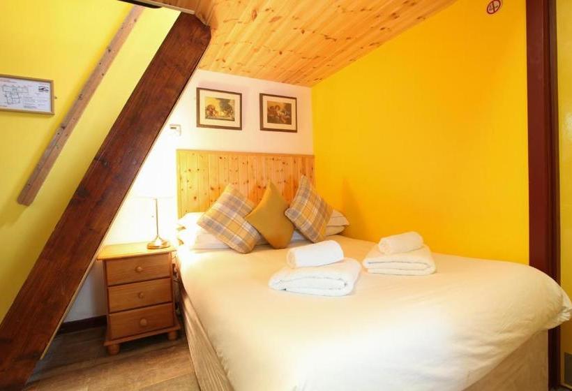 Moville Boutique Hostel & Apartments