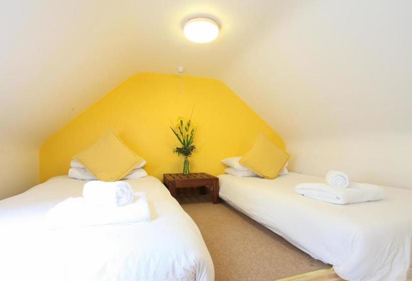 Moville Boutique Hostel & Apartments