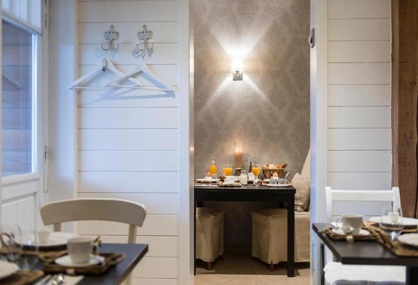 مبيت وإفطار Casa Cosi, Tourist & Business Suites & Flats With Reserved Parking, Private Sauna Available