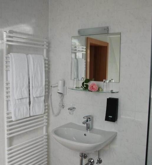 Hotell Der Löwen, Löwen Betriebs  Und Management Gmbh