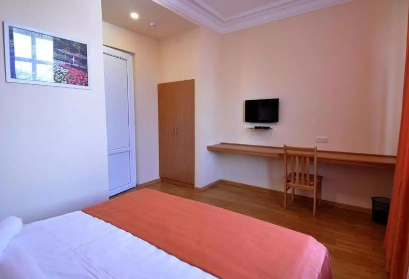 Albert House Hotel And Tours