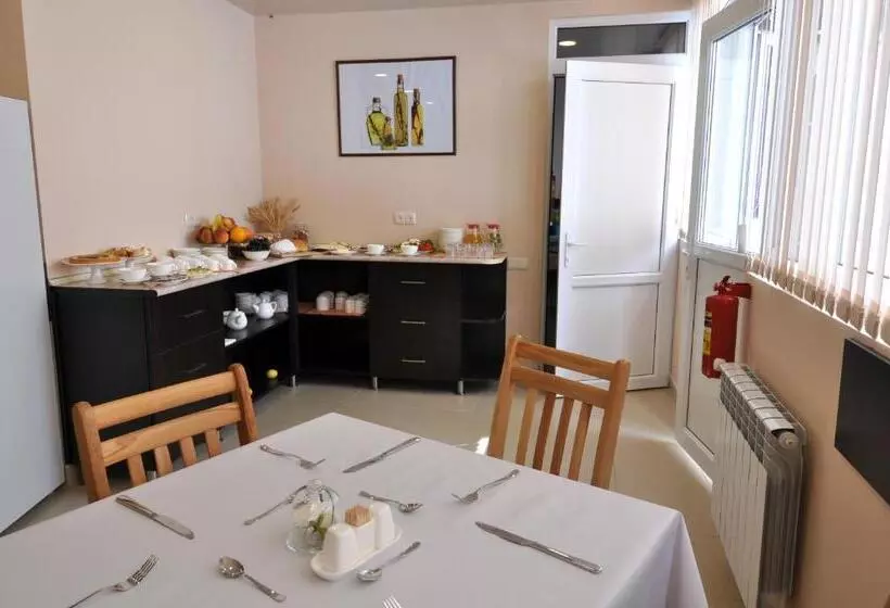 Albert House Hotel And Tours