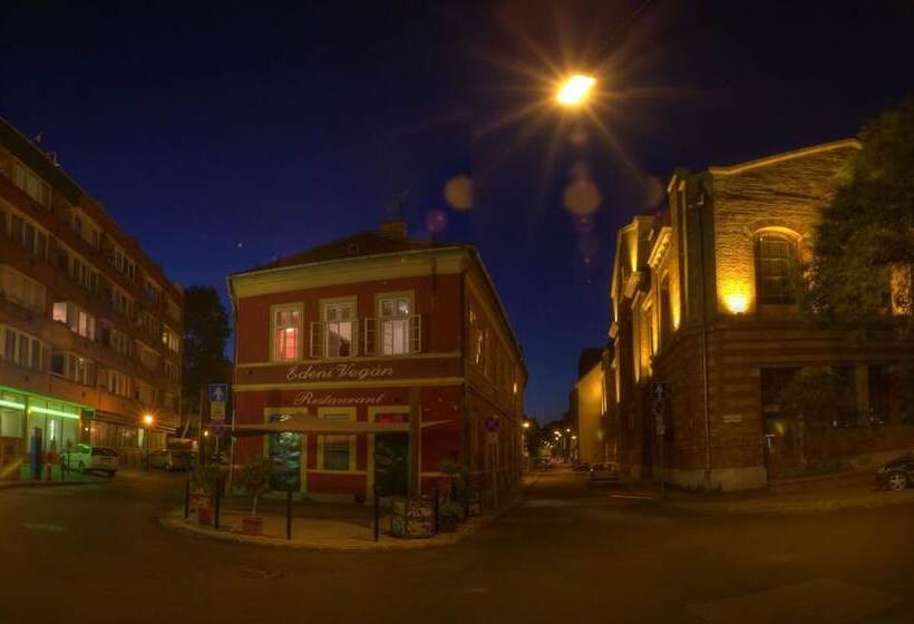 Santico Art Hotel And Hostel