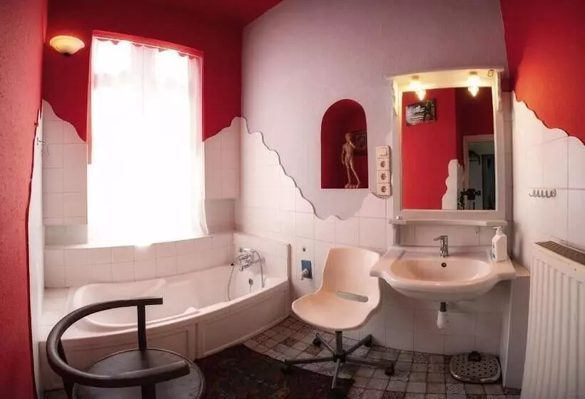 Santico Art Hotel And Hostel