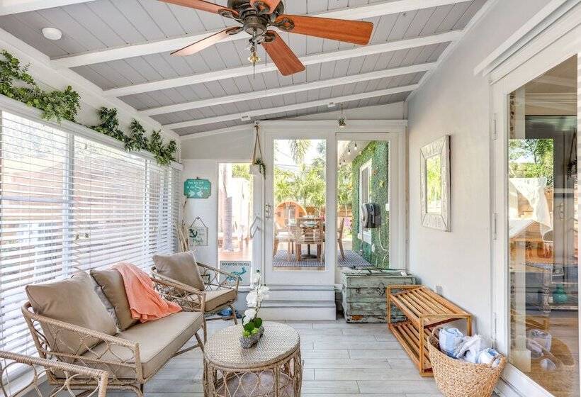 Bright Home W/ Sauna & Deck: 1 Mi To Dtwn Stuart!