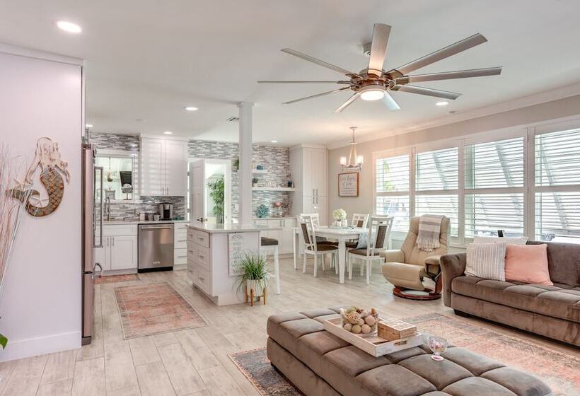 Bright Home W/ Sauna & Deck: 1 Mi To Dtwn Stuart!