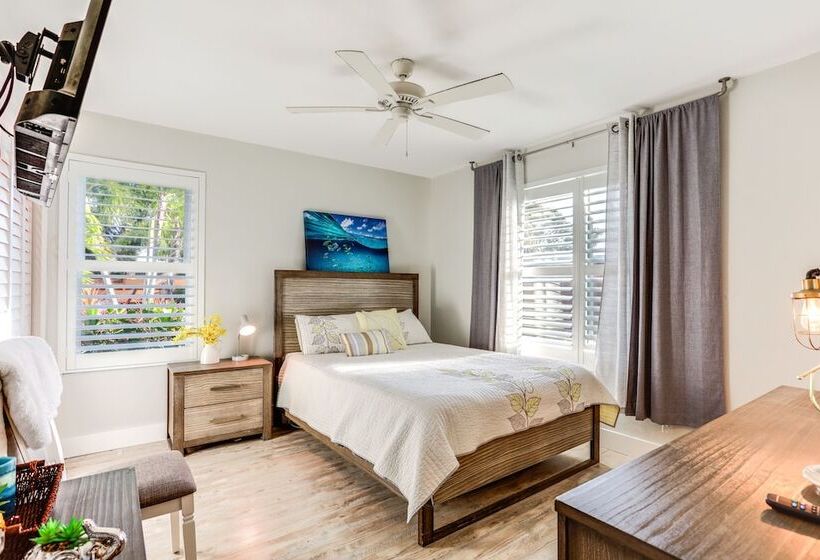 Bright Home W/ Sauna & Deck: 1 Mi To Dtwn Stuart!