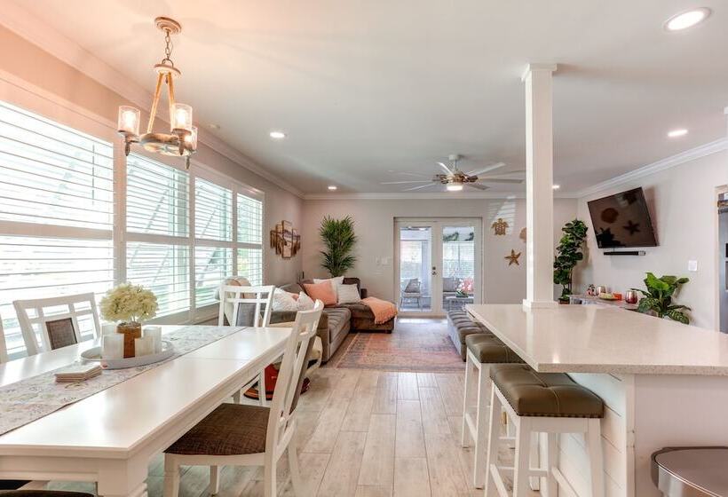 Bright Home W/ Sauna & Deck: 1 Mi To Dtwn Stuart!