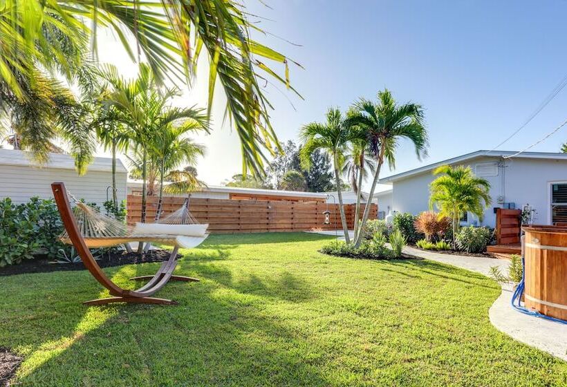 Bright Home W/ Sauna & Deck: 1 Mi To Dtwn Stuart!