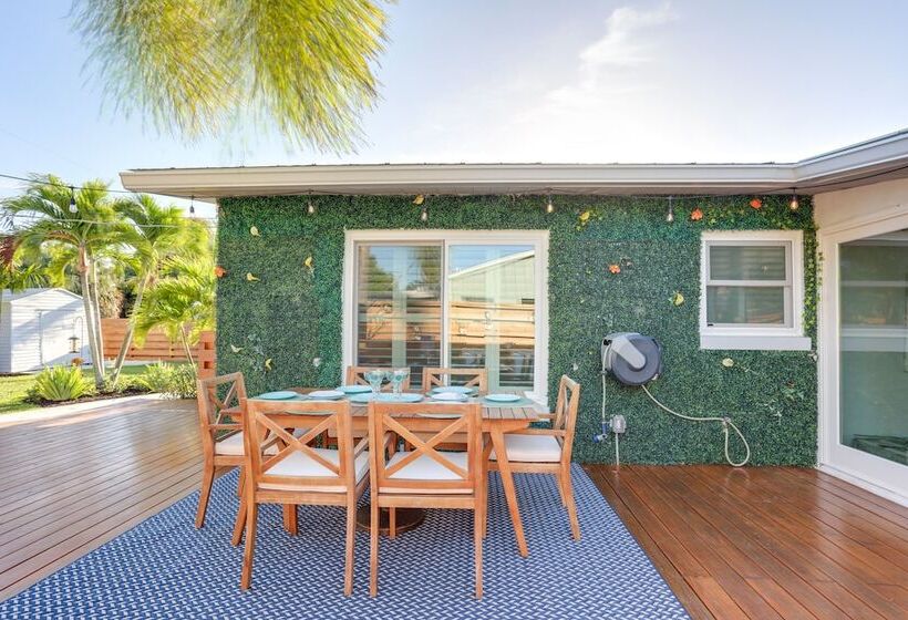 Bright Home W/ Sauna & Deck: 1 Mi To Dtwn Stuart!