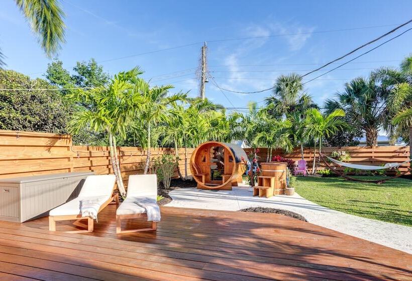 Bright Home W/ Sauna & Deck: 1 Mi To Dtwn Stuart!
