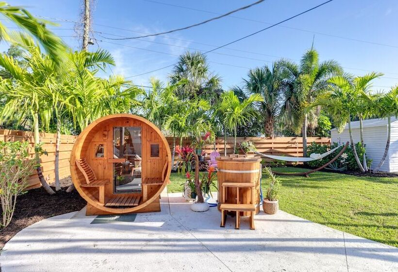 Bright Home W/ Sauna & Deck: 1 Mi To Dtwn Stuart!