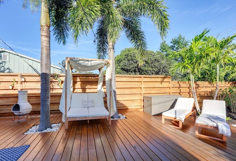 Bright Home W/ Sauna & Deck: 1 Mi To Dtwn Stuart!
