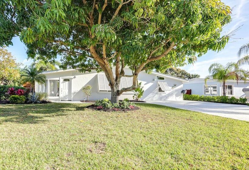 Bright Home W/ Sauna & Deck: 1 Mi To Dtwn Stuart!