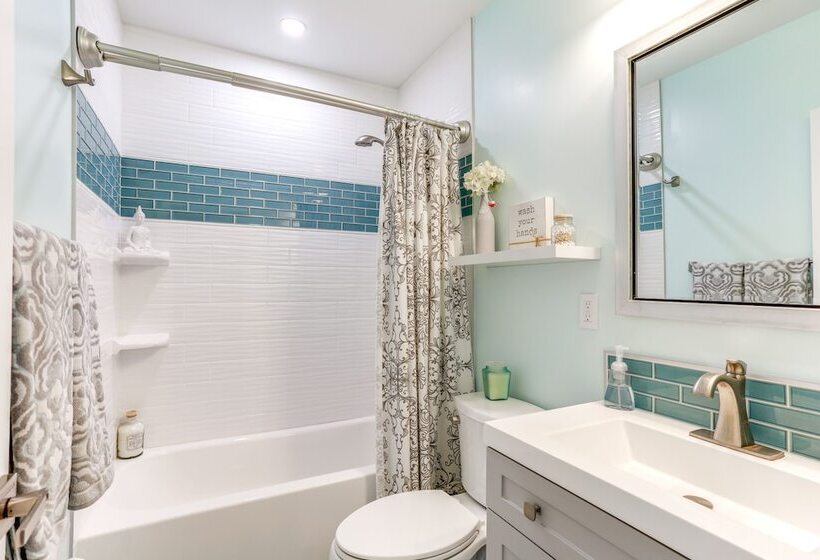 Bright Home W/ Sauna & Deck: 1 Mi To Dtwn Stuart!