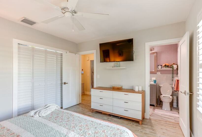 Bright Home W/ Sauna & Deck: 1 Mi To Dtwn Stuart!