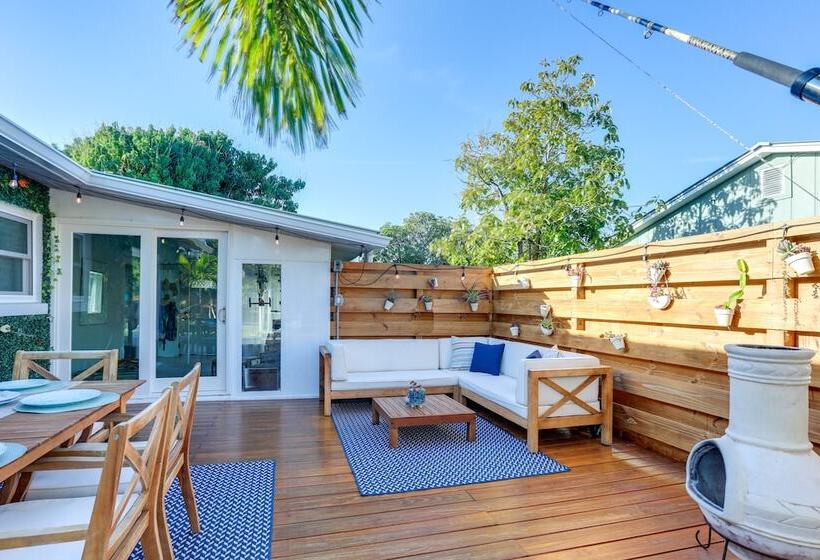 Bright Home W/ Sauna & Deck: 1 Mi To Dtwn Stuart!