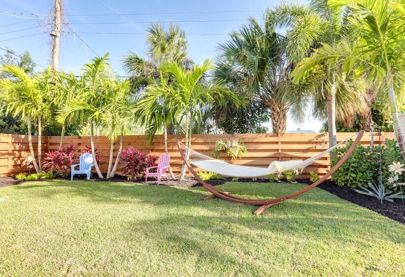 Bright Home W/ Sauna & Deck: 1 Mi To Dtwn Stuart!